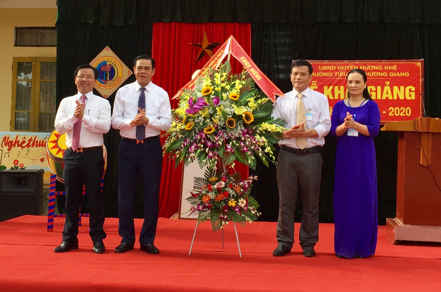 Giám đốc Công an tỉnh Võ Trọng Hải và Chủ tịch UBND huyện Lê Ngọc Huấn Dự lễ khai giảng tại Trường Tiểu học Hương Giang.
