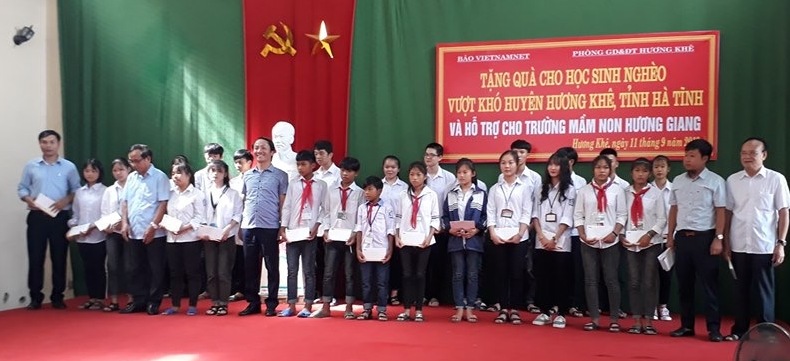 Báo Việt Nam Nét trao 100 triệu đồng cho học sinh nghèo Hương Khê và Trường Mầm non Hương Giang Xây dựng CSVC