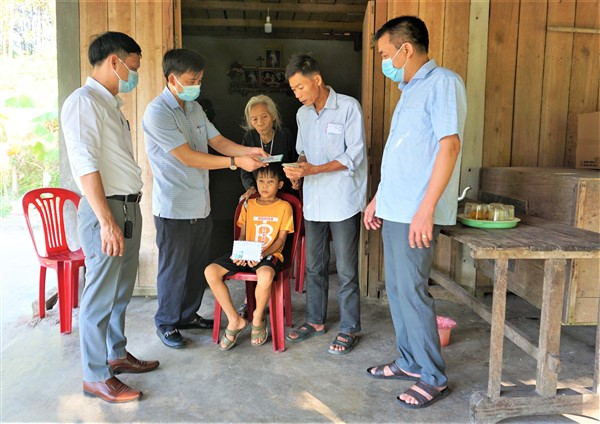 Trao gần 31 triệu đồng cho bé trai ở xã Hương Giang