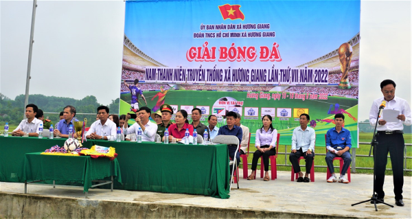 Gần 100 thanh niên xã Hương Giang tham gia giải bóng đá lần thứ VII