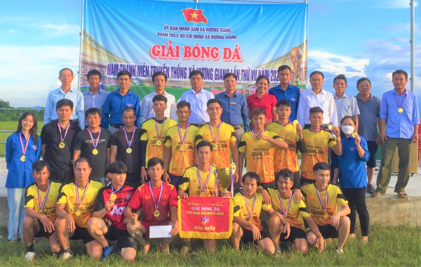 Đội bóng liên quân thôn 6, 8 đạt cúp vô địch giải bóng đá Thanh niên Hương Giang lần thứ 7