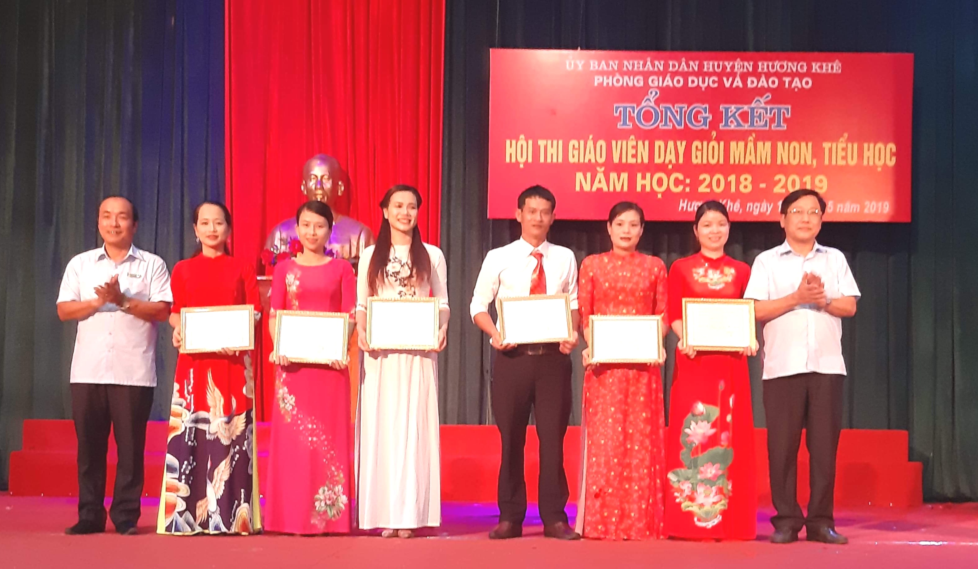 189 giáo viên Mầm non,Tiểu học huyện Hương Khê đạt giáo viên giỏi cấp huyện năm học 2018-2019.